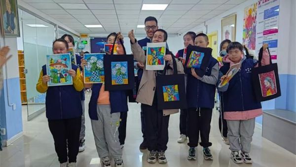 感谢爱心人士现场购买太原市安健儿公益服务中心艺术组的孩子们由绘画转印的帆布包