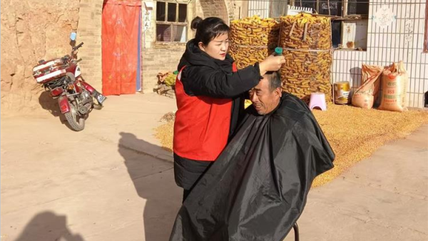 介休市敬老协会“孝善行”之敬老爱老助老行动12月7日走进义棠镇圪塔头村为老人理发