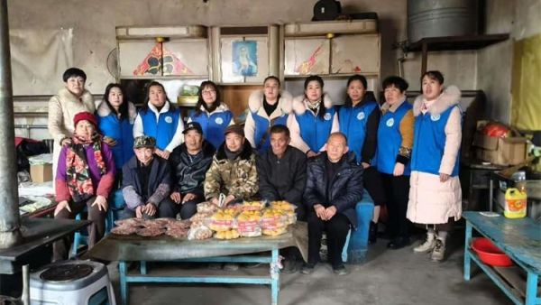 长治市小雨点公益志愿者协会思源分会组织志愿者带着驴肉、牛肉丸子、团子看望孤寡老人