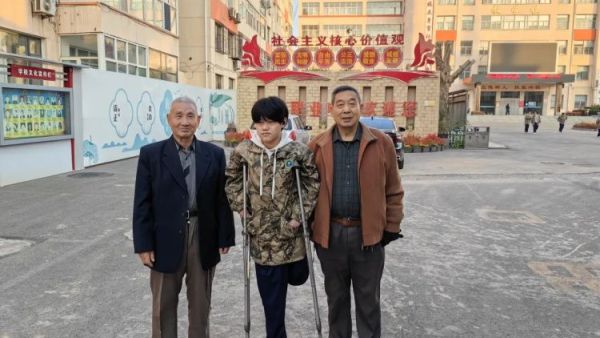 长治市阳光困境儿童帮扶协会赴长治市潞洲区太行技校北校区看望困境儿童国六童