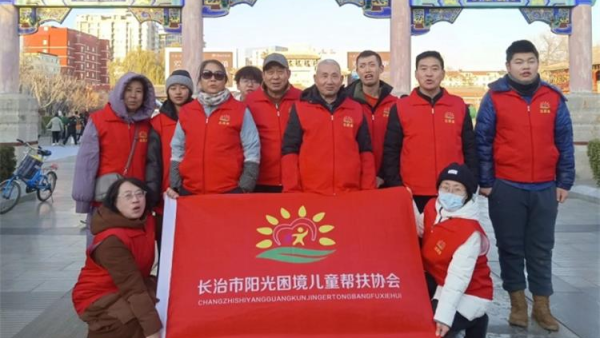 长治市阳光困境儿童帮扶协会参加12.5国际志愿者日文明实践树新风志愿服务展风采的文明集市活动