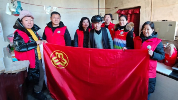 介休市敬老协会敬老爱老助老行动走进洪山镇西湛泉村入户特困老人84岁郭凌宝家中为老人打扫卫生包饺子