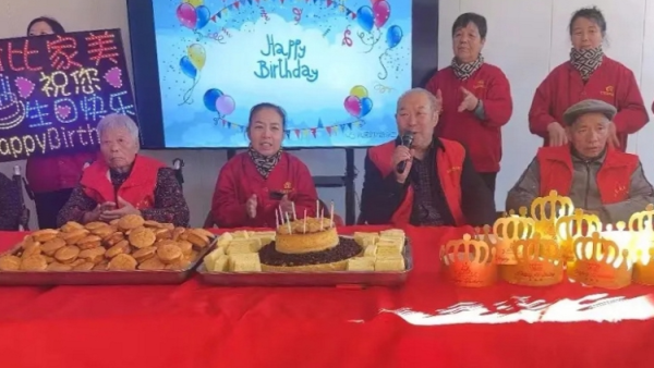 情暖冬日温情陪伴 12月18日太原市杏花岭区比家美慈爱养护院举办了一场温馨的集体生日会
