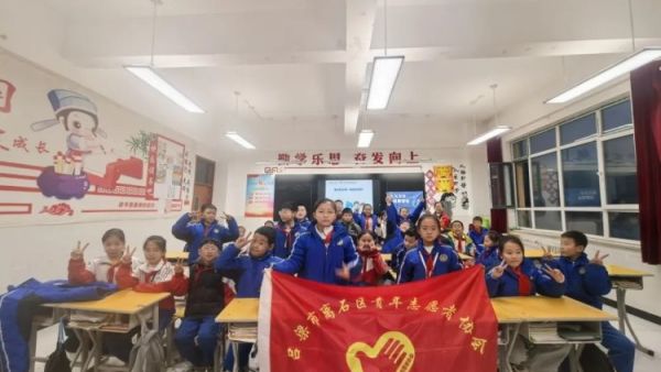 探寻水与卫生的秘密花园 吕梁市离石区青年志愿者协会净水计划项目组再次走进了各个小学校区为孩子们带来了一场场别开生面的水与卫生健康课堂