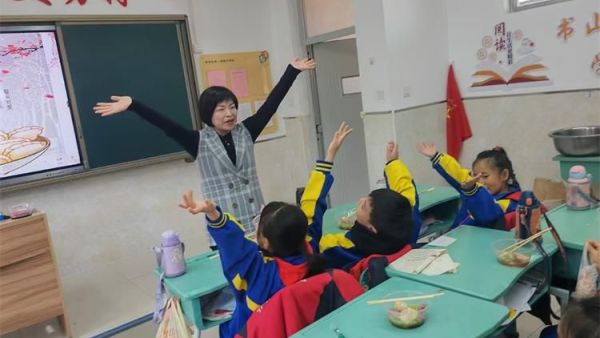 让饺子开出花儿——记晋源区第八实验小学冬至包饺子活动