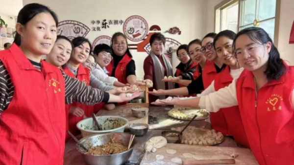 武乡县丰州镇太东社区 冬日暖新你我同行 志愿者和热心居民一起喜迎冬至包饺子送温暖主题活动