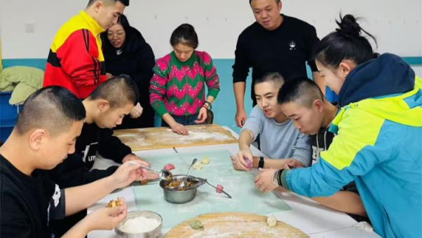 太原市灵星社区服务中心老师和孤独症孩子一起动手包饺子过一个快乐祥和的冬至