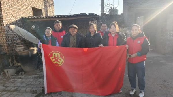 介休市义安镇白家堡村特困老人83岁傅万善家中介休市敬老协会志愿者正在为老人擦玻璃打扫卫生包饺子