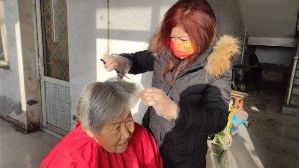 介休市敬老协会敬老爱老助老行动2024年12月21日走进义安镇孟村在村委为老人爱心义剪