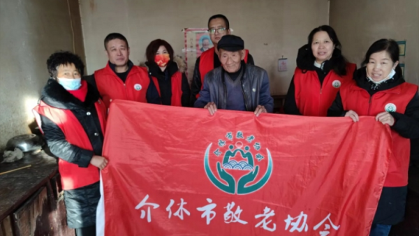 介休市敬老协会敬老爱老助老行动走进义安镇孟村为居住在村委的85岁特困陈有功老人打扫卫生、包饺子