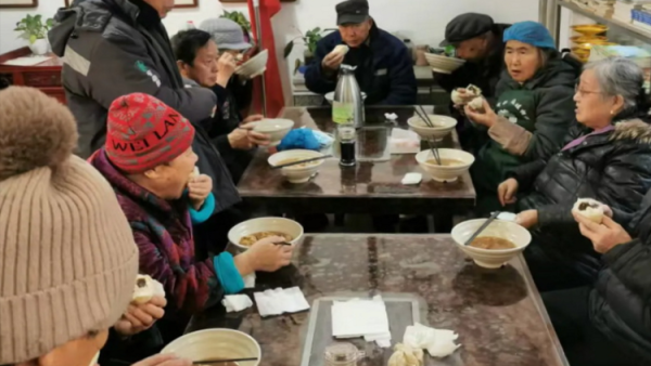 长治市雨花斋二部冬至包饺子----冬至日雨花斋不仅给老人们提供了一顿美味的饺子宴更用爱和行动诠释了冬至的意义团圆与分享