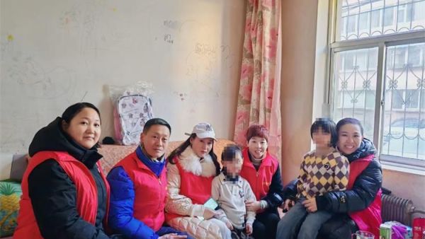太原市志愿者小分队组织志愿者走进事实孤儿家庭用爱为孩子撑起了一片小小的天空
