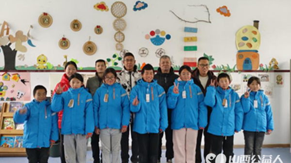 壹基金温暖包温暖平顺困境儿童 由长治市阳光困境儿童帮扶协会给平顺县东寺头乡东寺头小学的7名孩子发放了这份温暖的冬日礼物