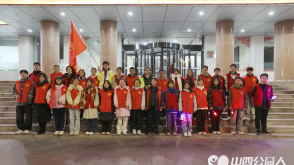 争做新时代的好青年 临汾市文明交通志愿者协会组织临汾铁中高一年级2417班31名志愿者在解放路水厂十字岗配合交警开展文明交通劝导活动