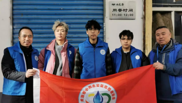 积德行善双雨同心 长治小雨点公益志愿者在长治市雨花斋二部给老人们做面条,义务理发让老人们享受着这份难得的温暖与关怀