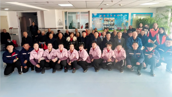 石楼县新联会联合会员企业国良汽修温情相伴敬老院爱心善举暖冬日石楼县星火社工一同参加活动