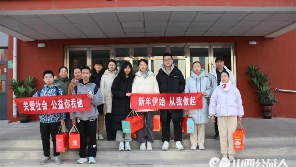 太原市成成中学等学校高一年级青年志愿者带着礼物与好奇来到太原市灵星社区服务中心看望孤独症孩子