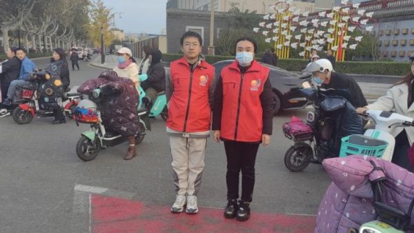 助力“最初中国·文明临汾”:临汾市护苗爱心志愿服务队在交通秩序整治中的志愿力量----水厂十字路口志愿服务队