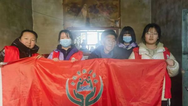 介休市敬老协会走进张兰镇田堡村入户88岁特困老人米积盈家中为老人打扫室内外卫生包香味可口的饺子