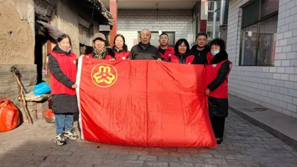 介休市敬老协会志愿者走进田堡村入户86岁特困老人王友庆家中为老人打扫卫生包饺子