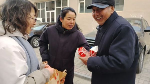 让爱心与美味同行 忻州市春晖公益最美志愿者寇健捐赠汉堡让忻府区怡居苑小区的居民感受到了春晖人的关爱与温暖