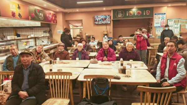 太原市杏花红志愿服务中心组织志愿者2025年元旦节包饺子请孤寡老人及困难家庭人员吃饺子