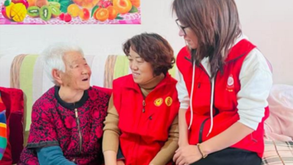 春节到来太原市杏花红志愿服务中心下居民户帮助老人们家庭清理卫生