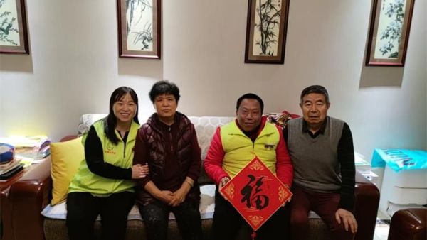 晋城市绿丝带志愿者党支部看望老党员感谢他们为党和国家事业作出了贡献