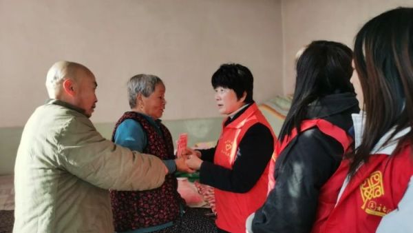 寒冬腊月送温暖 山西正能量五台县西米社区志愿服务队关注困难家庭为他们送去了大米面粉保暖衣物切实把党的关怀和温暖送到群众的心坎上