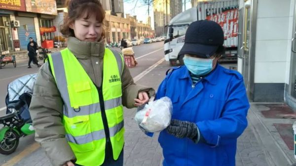 “寒冬送温暖 浓情腊八节”晋中市太谷区心连心志愿者协会腊八给送环卫工人大车司机送溜米志愿活动