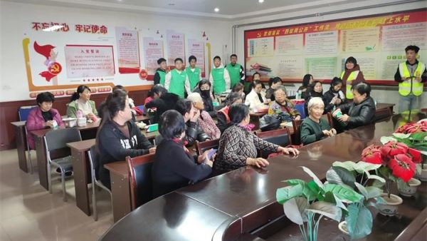 文水县妇联、县爱心帮扶志愿者协会志愿者向岳村社区老年人开展阿尔兹海默症知识宣讲活动