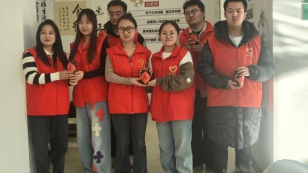 腊八传情 吕梁市离石区青年志愿者协会温暖满溢尉汾路社区，志愿者们将腊八粥送到老人和新就业群体手中