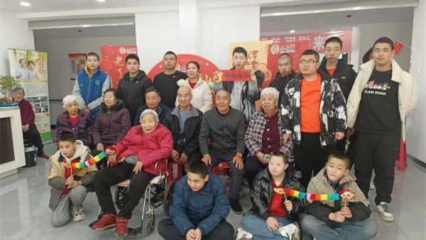 太原市灵星社区康复中心心青年乐队来到养老院慰问老人给老人们演出节目