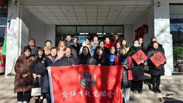 粥香飘万家传统暖人心----介休市敬老协会在西南街道办事处开展了腊八节熬制腊八粥包团圆饺子写春联纳福办公益讲座开展健康义诊理发等活动