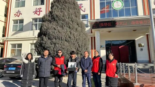 关爱留守儿童困境学生屯留正能量公益在行动看望五位家庭生活困难学生