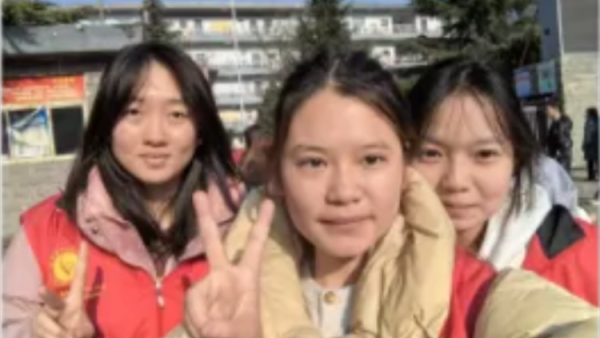 2024年12月阳泉市义工联合会在北大街小学的校门外协助交警护送学生护学岗服务