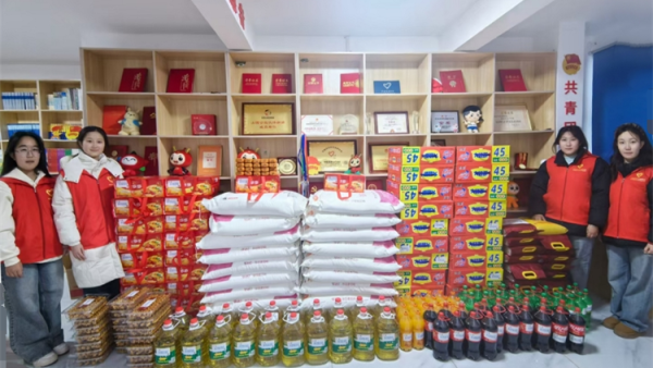 石楼县青年志愿者协会、石楼县星耀社会服务工作中心慰问穷苦孩子家庭