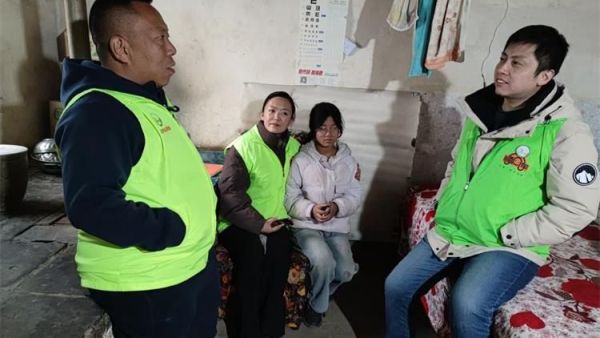 晋城市绿丝带志愿者协会志愿者春节前前往南岭镇闫庄村走访孤困儿童捐赠了米面油学习用品
