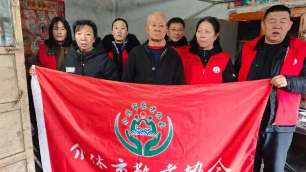 介休市敬老协会志愿者洪山镇下曹麻村入户特困老人86岁李根录家中为老人理发、打扫卫生、包饺子