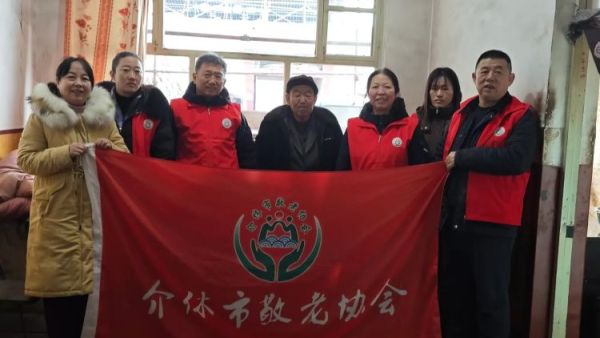 介休市敬老协会志愿者走入洪山镇上曹麻村入户特困老人86岁胡有宁家中为老人理发包饺子吃