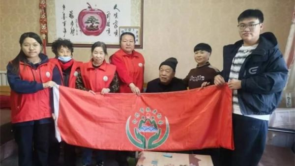 介休市敬老协会志愿者走入张兰镇南窑头村88岁王丰玉老人家中为老人理发打扫卫生包饺子