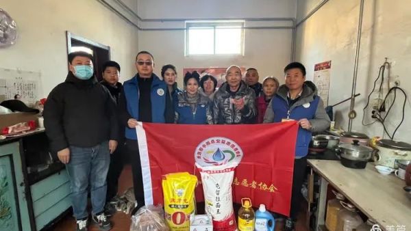 寒冬三九温暖依旧长治市小雨点公益志愿者协会组织了一次看望孤儿的公益活动捐赠近3000元生活用品