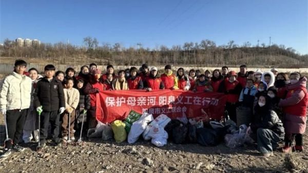 保护母亲河阳泉义工在行动 阳泉市义工联合会组织27名义工和民间巡河员为爱集结保护母亲河巡河净滩活动在白羊墅湿地公园开展