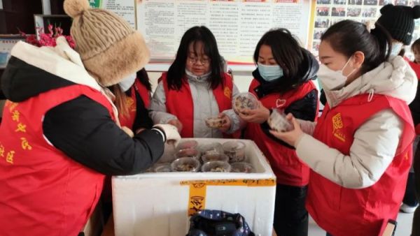 正能量公益山西五台县西米社区志愿服务队开展腊八传情幸福粥到关爱活动为辖区老人环卫工人外卖小哥及幼儿园小朋友们送上冬日温暖