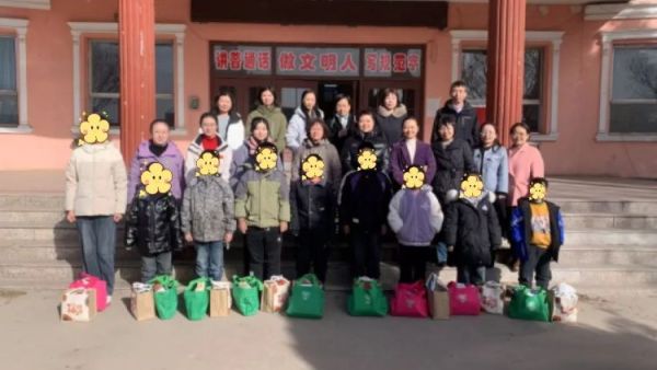 爱心妈妈在行动 中国妇女报和山西省妇联的爱心妈妈们在文水县南武小学开展把爱带回家同心护成长活动