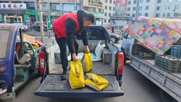 新春慰问送温暖情系低保老人(纪实一)介休市敬老协会新春访贫慰问活动向全市346位低保老人每人赠送20斤精粉10斤大米