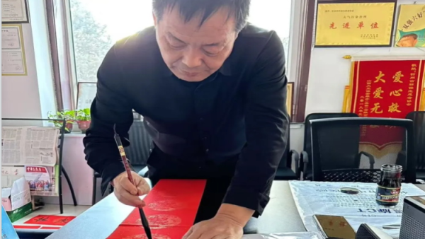 环保春联送祝福生态文明进万家 忻州市环保志愿者协会在忻府区三交镇寨底村举办低碳迎春环保宣传活动