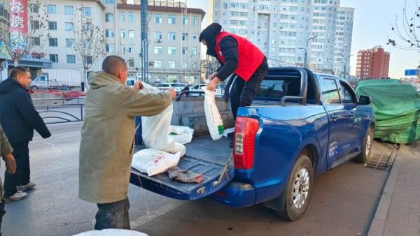 新春慰问送温暖情系低保老人(纪实四)介休市敬老协会新春访贫慰问活动向全市346位低保老人每人赠送20斤精粉10斤大米