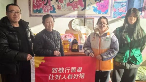致敬行善者交城县顺风公益协会志愿者与社工走访了七位行善老人的家中为老人们送上了总计8000元的节日与生日慰问金还带去了价值1400元的物资