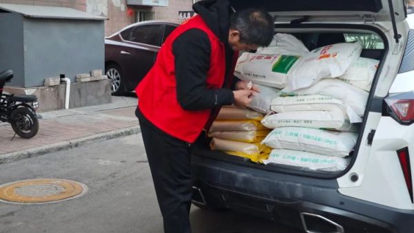 新春慰问送温暖情系低保老人(纪实五)介休市敬老协会新春访贫慰问活动向全市346位低保老人每人赠送20斤精粉10斤大米